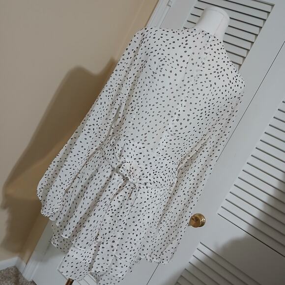 Fashion Collection XL NWOT Shorts Romper lined long-sleeved v-neck white w/black - Picture 12 of 16